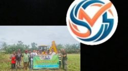 Tunjukkan Kepedulian, PT Socfindo Seumanyam Bantu Bersihkan Lapangan Bola hingga Malam