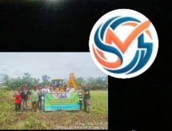 Tunjukkan Kepedulian, PT Socfindo Seumanyam Bantu Bersihkan Lapangan Bola hingga Malam